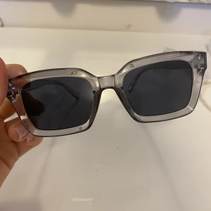 Gråa solglasögon - Intressekoll på mina älskade gråa solglasögon som jag kanske vill sälja då jag fått andra. Skitsnygg modell, liknar chimi. Pris går alltid diskutera🤍