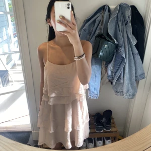 Volangklänning - Så fin volangklänning i gammelrosa, säljer för den e lite för stor, den är beige/gammelrosa 