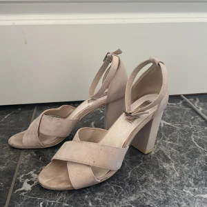 Klackskor - Beiga klackskor med lite högre klack från Nelly. Använd några gånger