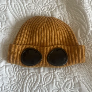 C.p company - säljer en gul mössa från märket c.p company. använd fåtal gånger men skicket är 9/10. PRIS KAN DISKUTERARS