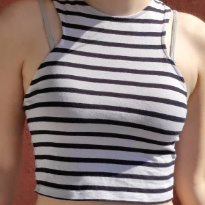 Crop top  - Randig crop top som inte kommer till användning. Den är sparsamt använd och i bra skick☺️☀️