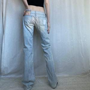 Säljer ett par jättefina jeans från Diesel då de tyvärr är för små för mig som är 177. Innerbenslängd: 81cm Midjemått: 80cm. Bilderna är från den tidigare ägaren, extremt fina och helt ny kvalitet, men är som sagt för små för mig. 