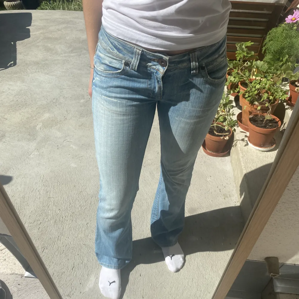 Ett par lågmidjade ljusblå jeans från only🩵midjemått 89 cm, innerbenslängd 79 cm. Jeans & Byxor.