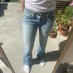 Ett par lågmidjade ljusblå jeans från only🩵midjemått 89 cm, innerbenslängd 79 cm
