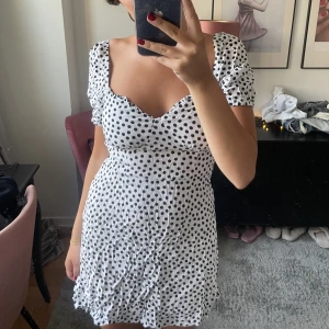 Prickig klänning  - Jätte söt prickig klänning. Aldig använd.