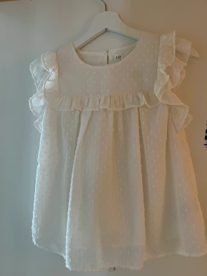 Blus  - Väldigt fin blus, nästan aldrig använt. Den är i storlek xl ( men för barn) så skulle säga en xs. Frakt står köparen för. 