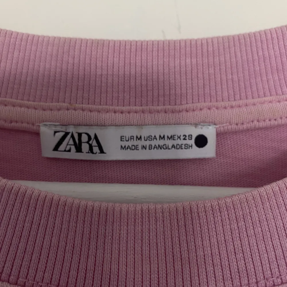Rosa T-shirt med urtvättad look från Zara, sparsamt använd! . T-shirts.