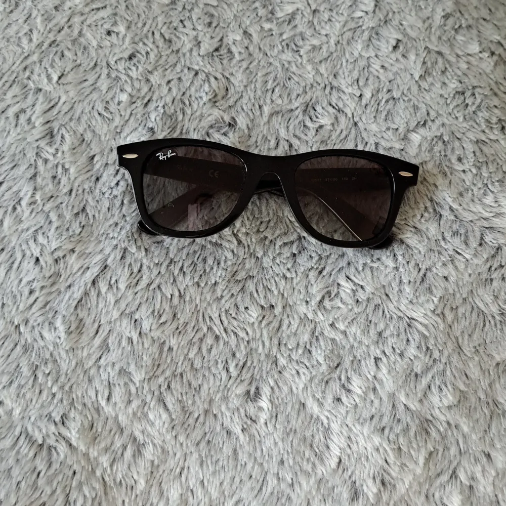 Svarta solglasögon från Ray-Ban i väldigt bra skick. Inga repor eller skador. . Accessoarer.