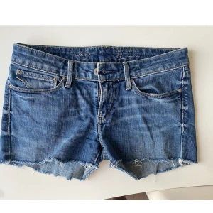 Levi’s lågmidjade shorts - Lågmidjade shorts från Levi’s stlk 27. Köpare står för frakt