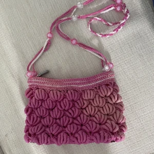 Rosa mini väska - Super fin och söt rosa mini väska🥹 köpt på en vintage affär