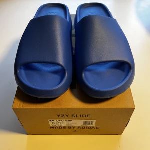 Yeezy slide - Azure - Nya Yeezy slide färgen ”Azure” Släpptes i samband med yeezy day 2023 och är förmodligen bland dom sista färgerna som Kanye West gör med adidas 