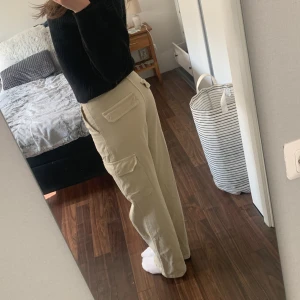 Beige cargos - Perfekta tunna byxor till sommaren😍 Gillar verkligen dessa byxor men dem är får små för mej:( Orginal pris: 359kr
