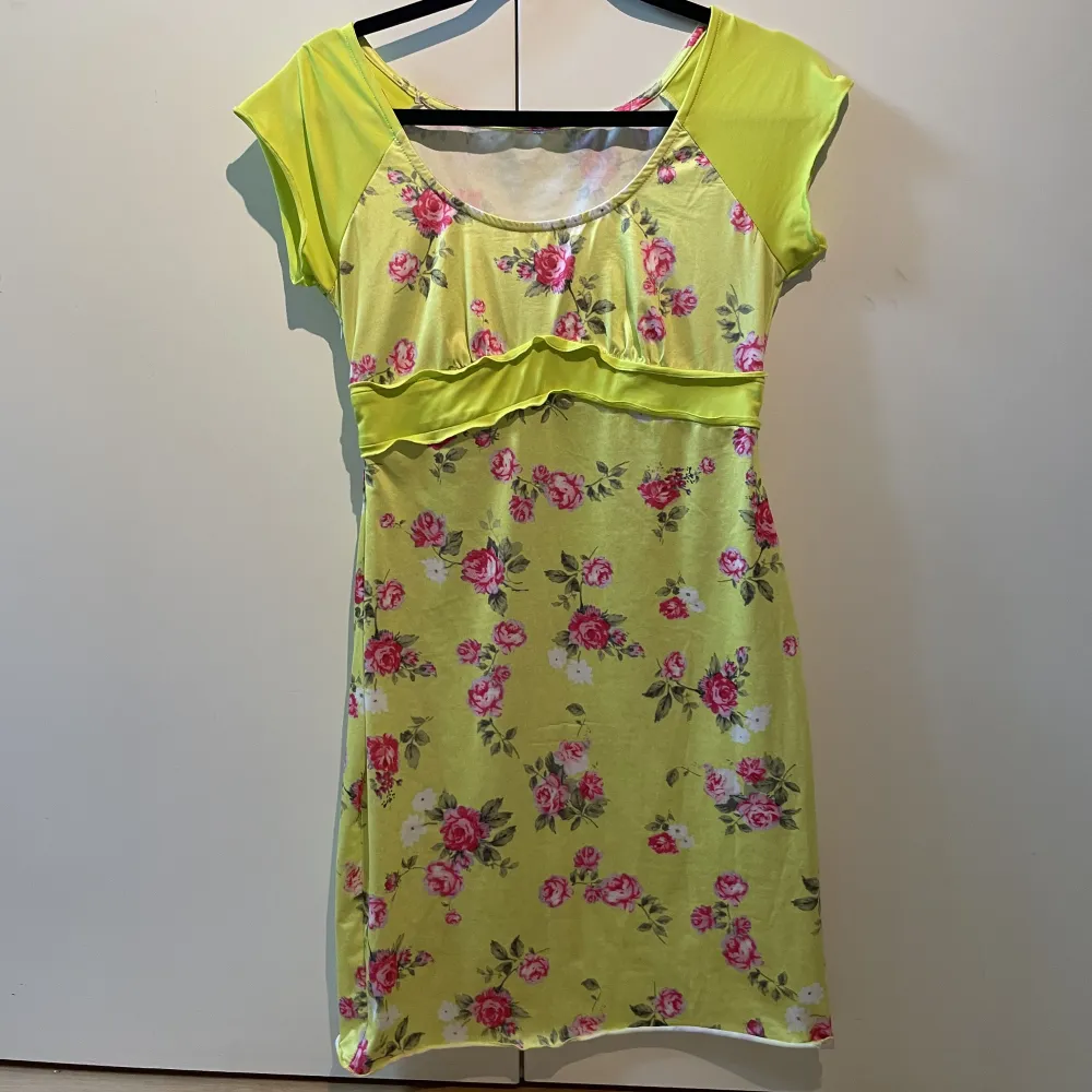 Så fin blommig klänning i gulgrön med rosa blommor. Klänningen e köpt secondhand och har inga defekter 💞den e väldigt stretchig så den passar många storlekar 💞jae 166. Så fin till midsommar! 💞. Klänningar.