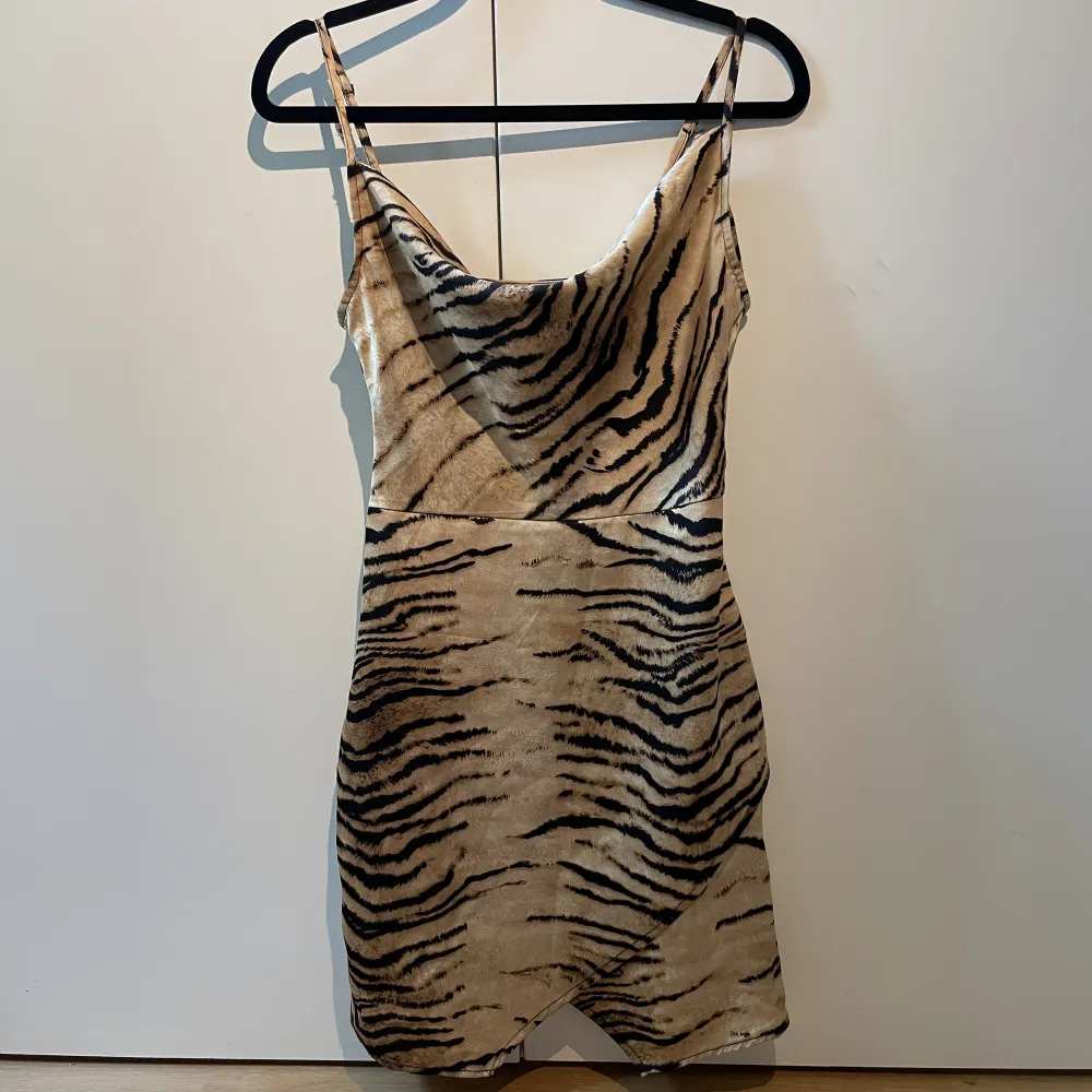 Så fin klänning i zebra mönster. Axelbanden går att justera längd på. Har en dragkedja på sidan o inga defekter 💞. Klänningar.