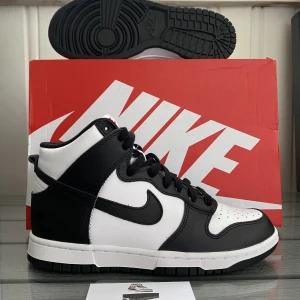 Nike dunk high panda - Helt nya Panda high dunks i storlek 40.  Pris 1699kr. Kan frakta mot kostnad eller mötas i Stockholm. 👍