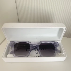 Chimi 04 - Säljer mina hm x chimi glajjor som är såå snygga i sån somrig färg!💜jag skickar även med original lådan! bra skick<3 köparen står för frakt!