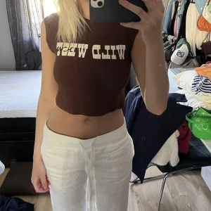 Brun tshirt  - En brun kort tshirt med tryck på