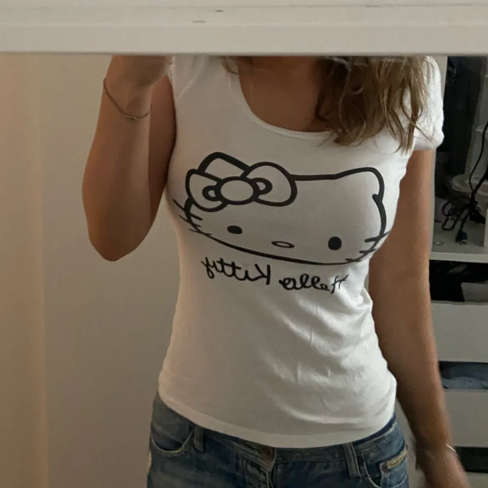 hello kitty t-shirt, storlek S, jättebra skick! möts i stockholm eller fraktar 💓. Toppar.