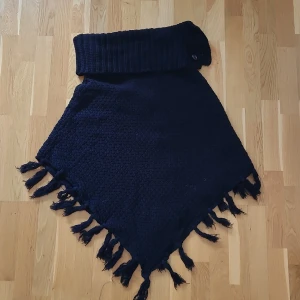Poncho - Fin stickad poncho, passar S-M. Kan fraktas men köparen står för frakten 💗