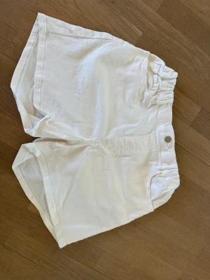 Vita Uniqlo shorts - Har aldrig använts, 11-12 år