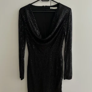  Glitterklänning från Nelly -  Använd några timmar på nyår 