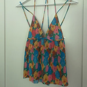 Zara topp - Sjukt söt och somrig topp från zara, lapp är kvar då jag aldrig använt den. Tycker inte den sitter speciellt snyggt på mig därav säljer jag den och skickar tyvärr inte bild med den på! Den är väldigt fin och passar perfekt nu till sommaren🫶🫶 