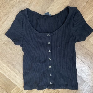 Cute croptop storlek XS - Stretchit material så passar nog de flesta.   Skick: inget att anmärka på.   Köparen står för frakt alternativt mötas upp i Fridhemsplan.  