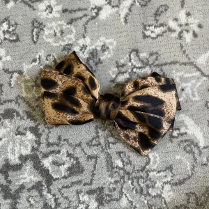 Leopard-hårspänne - Jättefint rosetthårspänne i bra skick! (Har bara använts en gång å jag tvättade den såklart efter jag tog tredje bilden) köparen står för frakt men om du använder ”köp nu” - funktionen är frakten gratis!