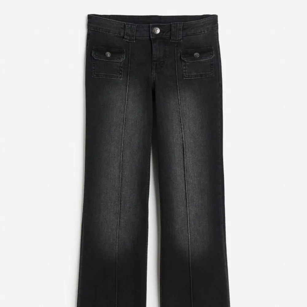 Säljer massa fler Jeans!!!! Slutsålda lågmidjade jeans från H&M i storlek 36. Beställde 2 par så dessa är helt oanvända med lapp kvar. Jag är ca 165-167. Jeans & Byxor.