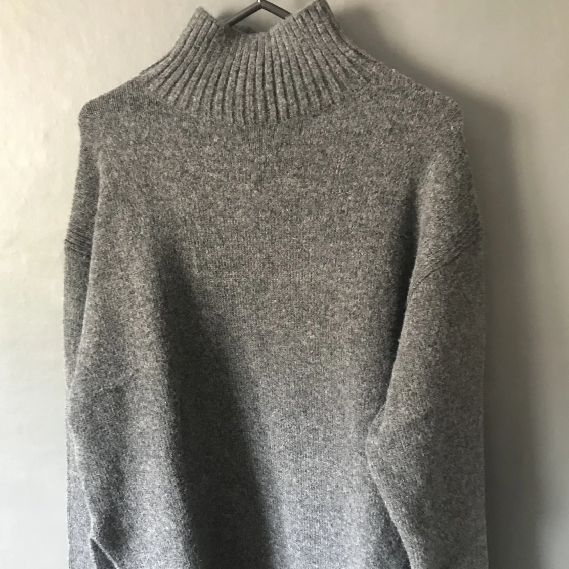 Stickad tröja med krage