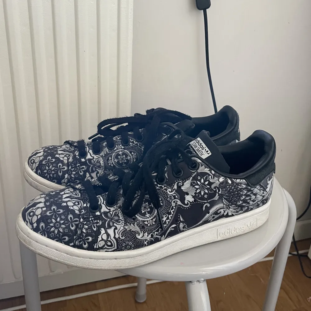 Nästan oanvända Adidas stan smith skor! Svart vita i blommigt mönster, svin snygga🫶 Strl 39 o 1/3  Original pris 800kr!. Skor.