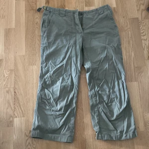 Lågmidjade trekvartsbyxor  - Så snygga, trendiga byxor i y2k stil! Små i storleken, passar ej mig som vanligtvis har 36/38