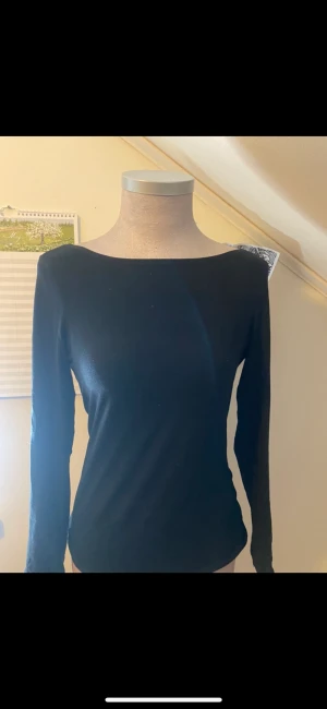 intimissimi tröja - INTRESSEKOLL ⚠️ en svart intimissimi tröja i storleken s, har ett litet hål vid ena armen den är i en lite tjockare variant 
