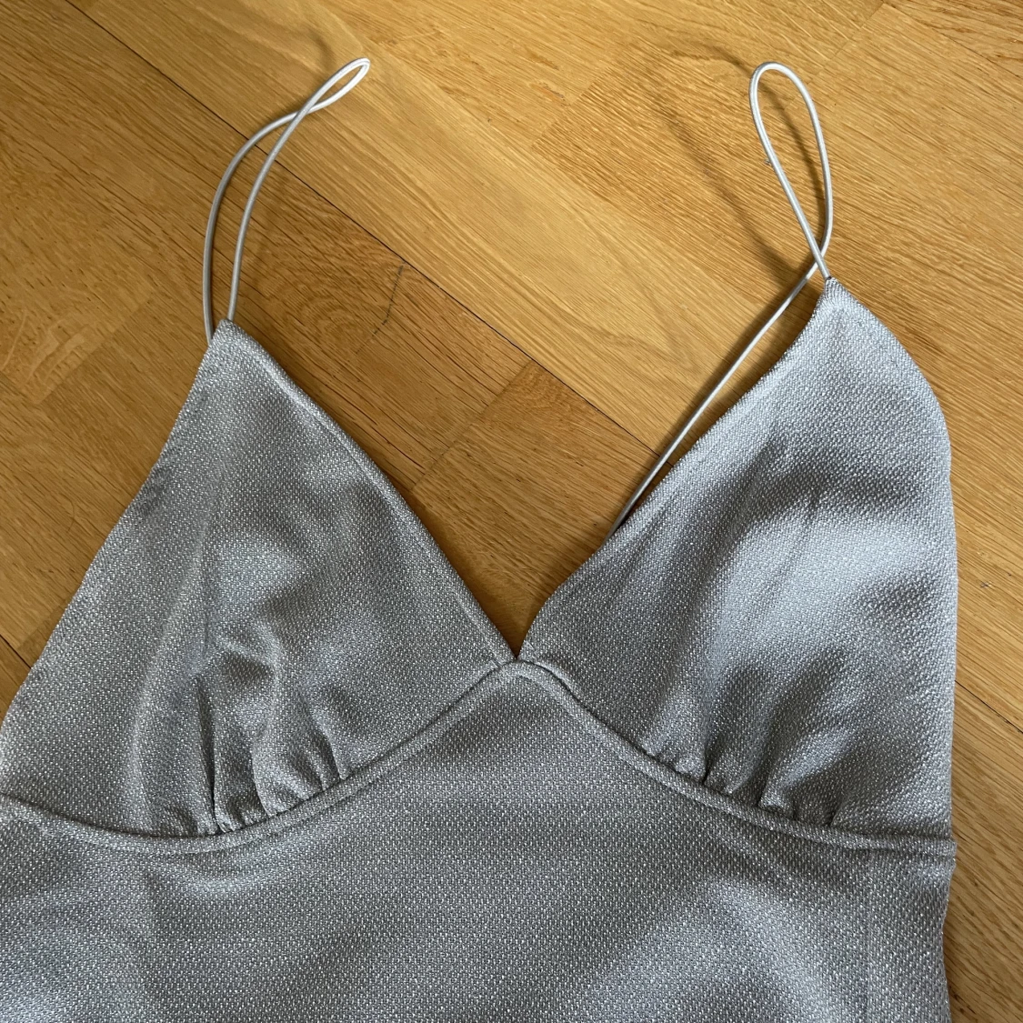 Tajt silverglittrig kort klänning med öppenrygg - 90