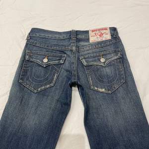 Snygga true religion jeans med låg/mellan midja och baggy/bootcut fit💓midja ca 85 cm o innerben ca 83! 