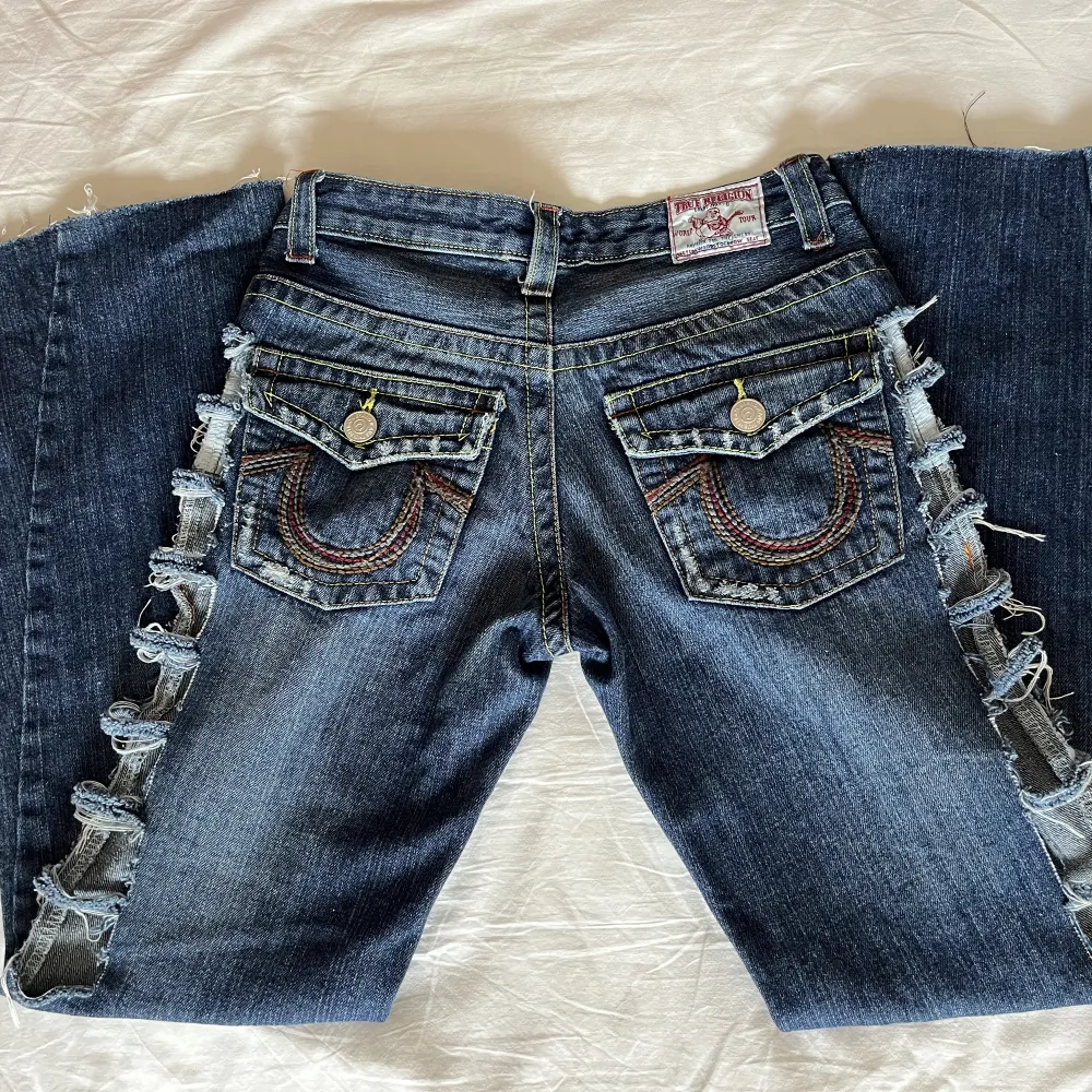 Jättesnygga true religion jeans i storlek 27 som tyvärr inte kommer till användning. Skriv för fler bilder. Köparen står för frakten!😊. Jeans & Byxor.