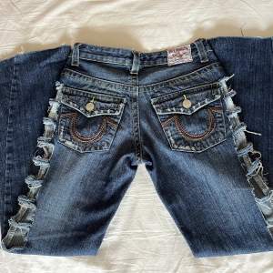 Jättesnygga true religion jeans i storlek 27 som tyvärr inte kommer till användning. Skriv för fler bilder. Köparen står för frakten!😊