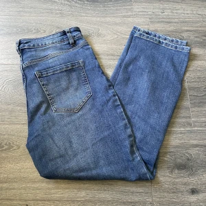 Blå jeans  - Använder inte dessa därför att de inte är min stil längre men det är storlek 40 och kommer ifrån Kappahl tror jag (det står inte på byxorna) 