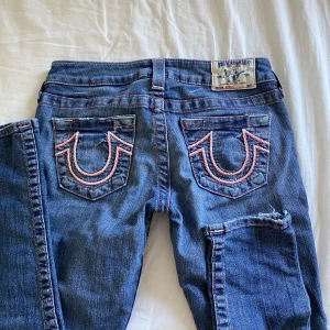 True religion  - Så himla snygga true religion jeans med rosa sömmar, enda defekten jag ser är slitet längst ner (se bild 3), säljer då de tyvärr är för små så har INGA BILDER PÅ 💕 SKINNY MODELL 💖