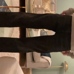 Levis jeans  - Tjo säljer dessa feta jeans från levis. Skick 10/10 och nypris är 1329 kr. Mitt pris 600 vilket är mindre än 50% så det är ett rätt så bra pris. 