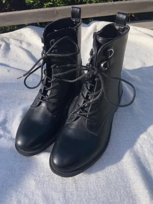 Svarta skor - Aldrig använda, nyskick, storlek 38, från din sko. Fråga om du vill se skorna på mig 