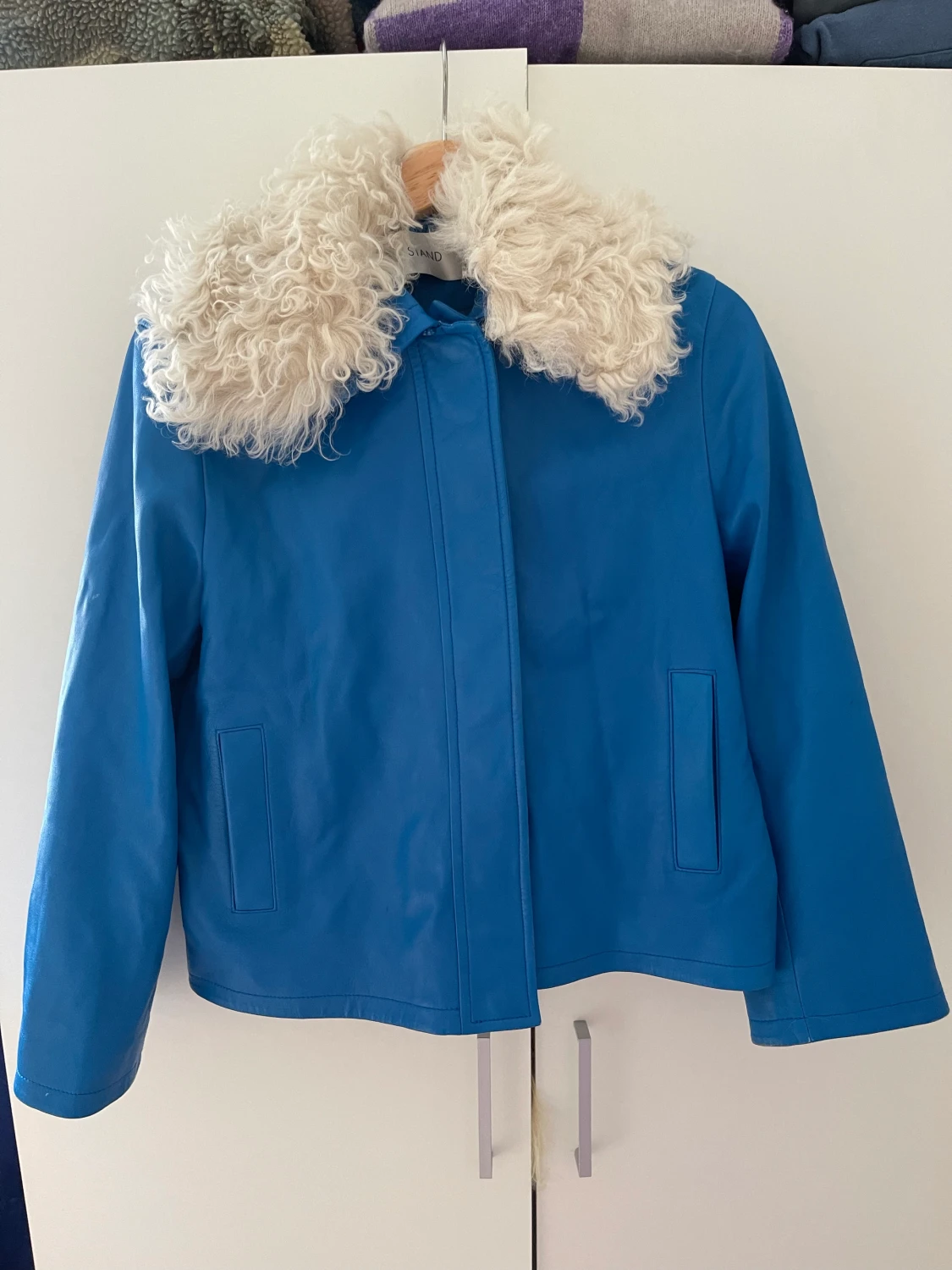 Skinnjacka stand - 90