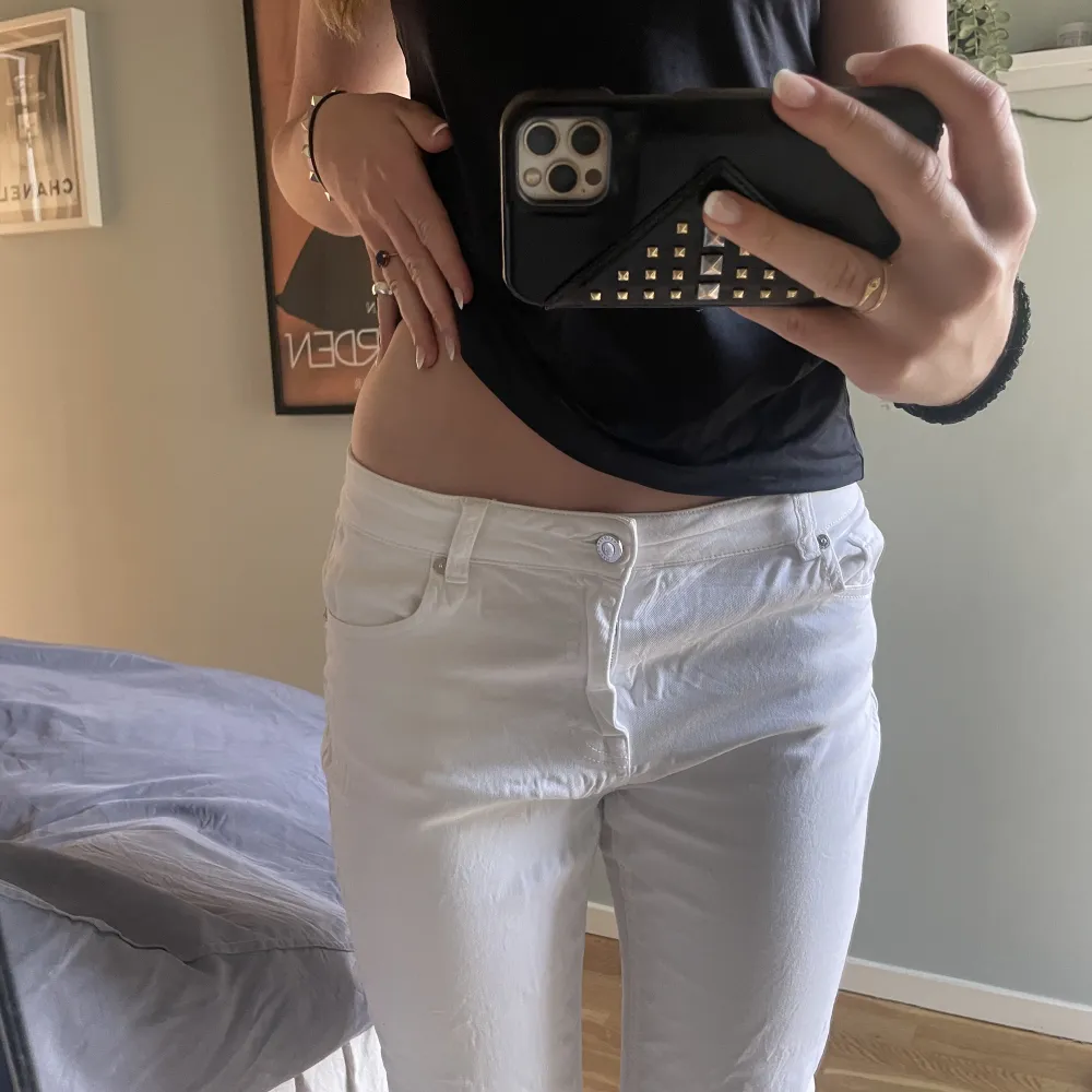 Superfina jeans som tyvärr är för stora på mig❣️Jag är 173 cm och längden är 👌🏻.. Jeans & Byxor.