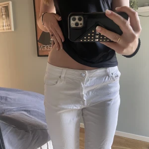 Vita midwaist jeans - Superfina jeans som tyvärr är för stora på mig❣️Jag är 173 cm och längden är 👌🏻.