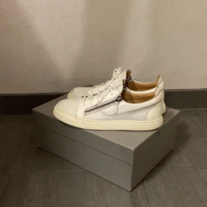 Guiseppe Zanotti skor vita - Ett par Guiseppes som har mycket kvar att ge! Bra skick med några flaws här och där. Går att fixa om man så vill! Nypris ca 6000!! Kvitto, dustbagg och box medföljer!!🔥