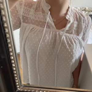 sommartorp - Jättefin vit blus med kort ärm, storlek 36! Skriv för fler bilder❤️