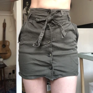 Mini kjol - Superfin högmidjad minikjol. Säljer pga lite för liten