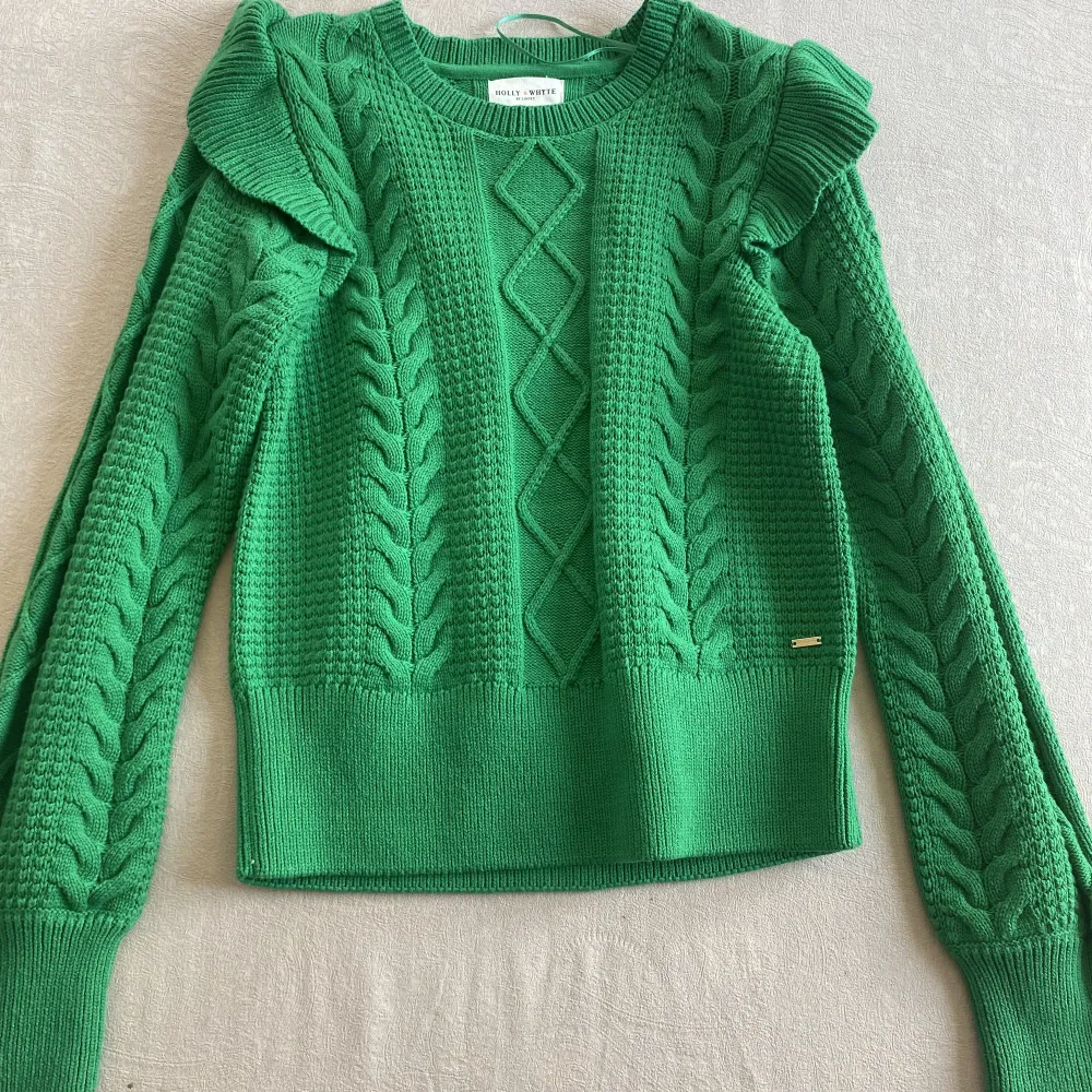 En underbar grön stickad tröja i storlek Xs från Holly&Whyte är nu till salu! Den här tröjan är helt ny och helt oanvänd! Köptes för 600kr men nu säljer jag den för 450kr+frakt🫶🏻. Tröjor & Koftor.