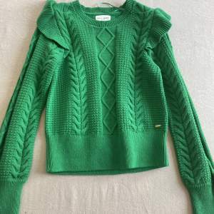 En underbar grön stickad tröja i storlek Xs från Holly&Whyte är nu till salu! Den här tröjan är helt ny och helt oanvänd! Köptes för 600kr men nu säljer jag den för 450kr+frakt🫶🏻