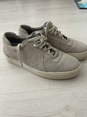 Axel Arigato - Gråa Arigatos i storlek 44, bra skick, använda 5-10 gånger! Box, dustbag och kvitto finns dessvärre inte. 